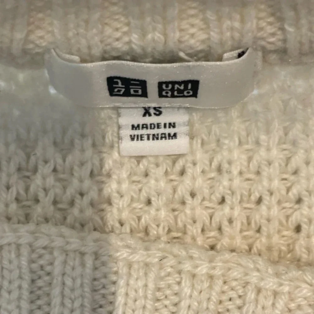 Uniqlo Creme  Textured Crewneck Wool Blend Sweater - Picture 10 of 15